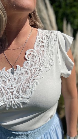 T-shirt met uitgewerkte V hals en korte vlindermouwtjes - Wit
